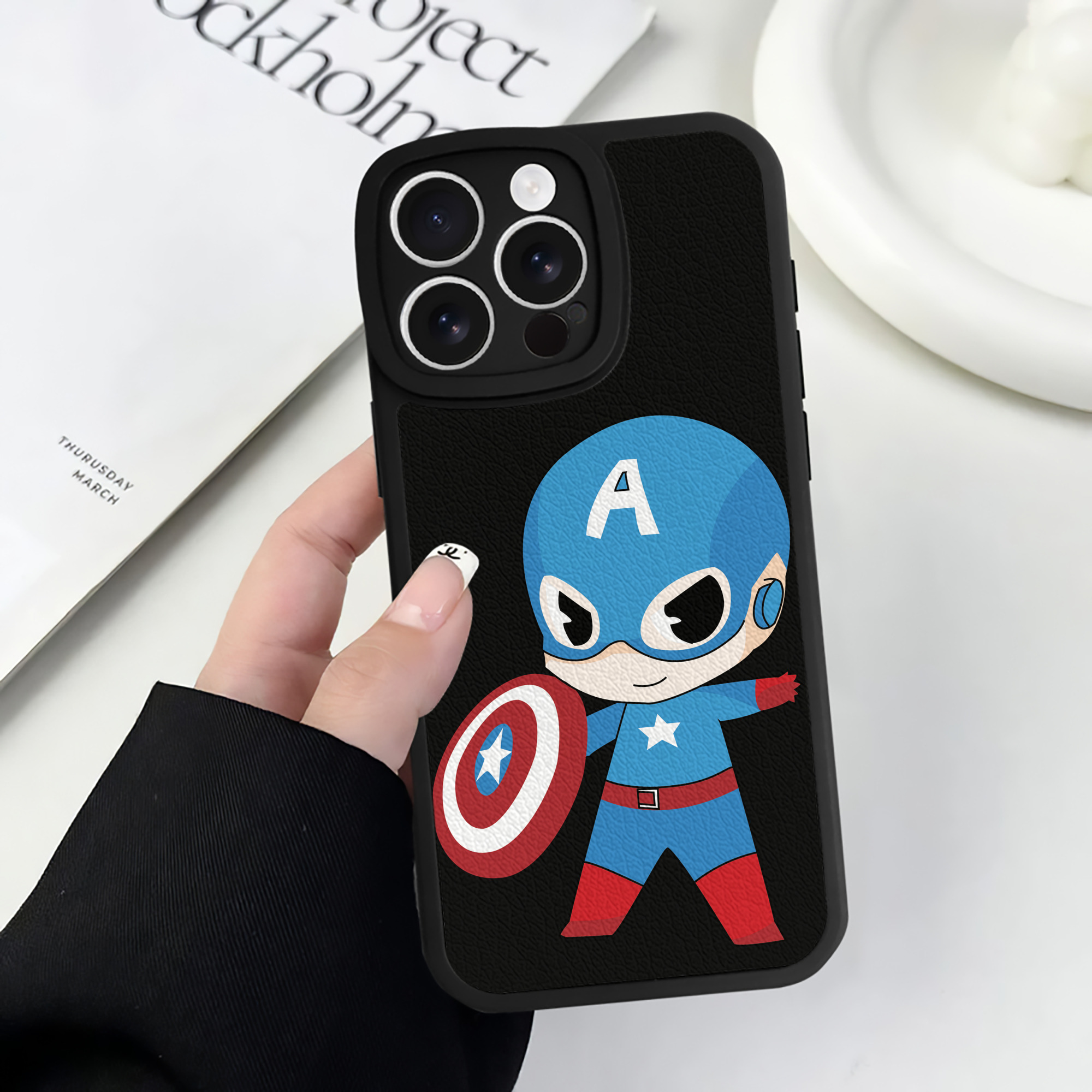 （画像用） アベンジャーズ The Avengers 【iPhone 16シリーズ対応】シリコンスマホケース（レザー調） 材質：シリコン